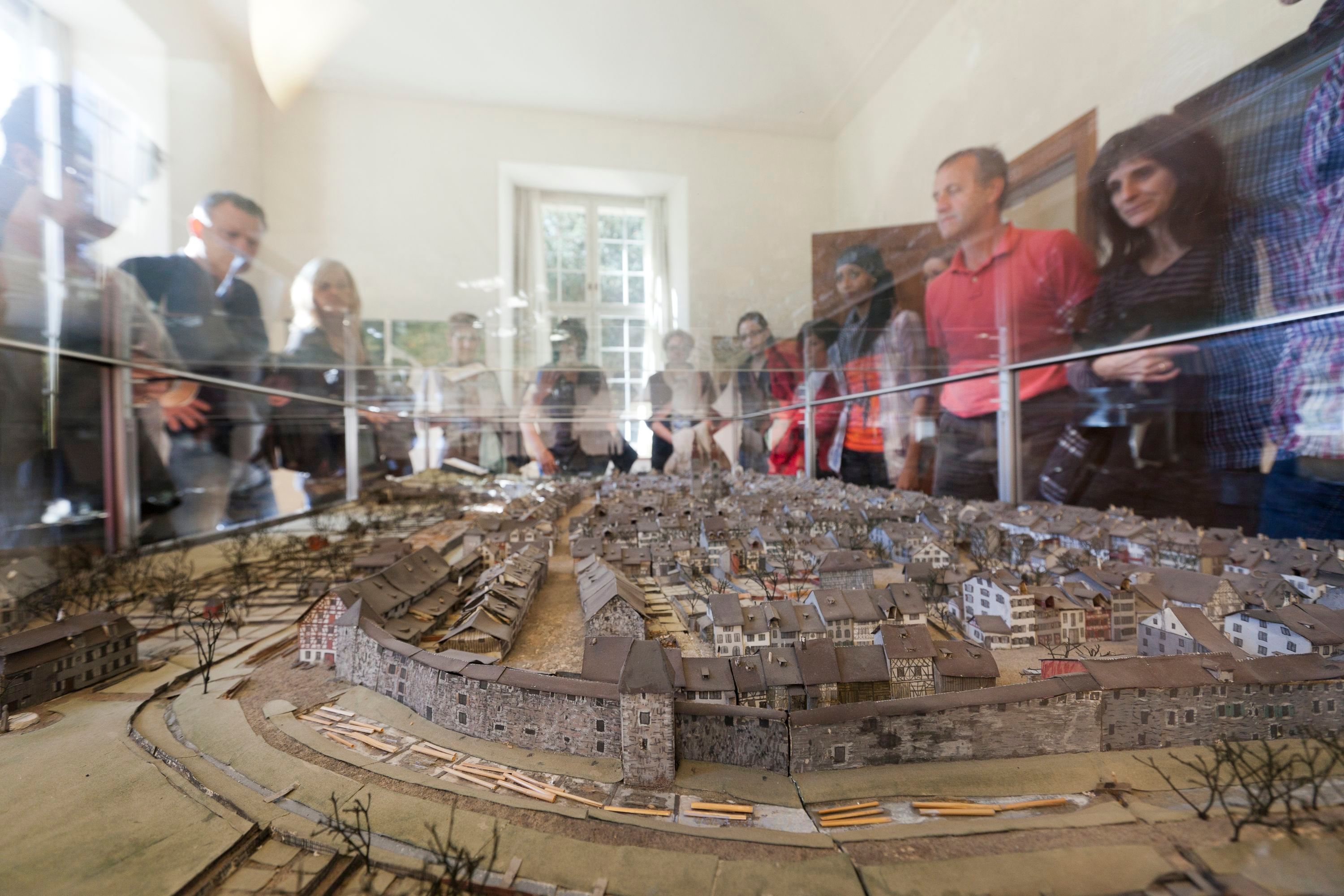 विंटरथुर में ईुलाख़ मॉडल शहर दर्शकों के साथ देख रहे हैं