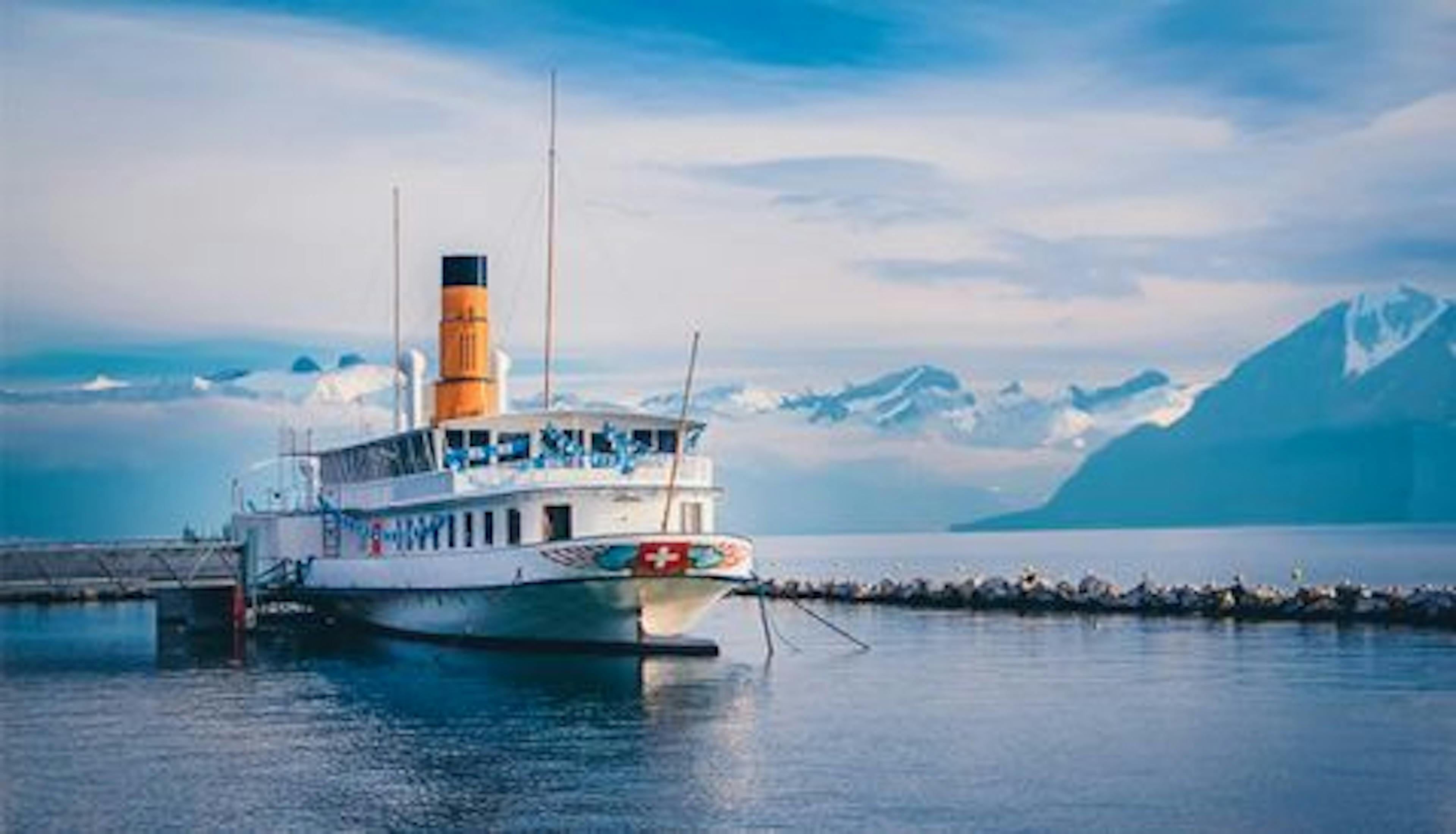 Schiff im Genfersee bei Lausanne vor Bergkulisse