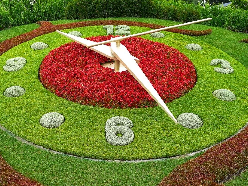 Zegar słoneczny z kwiatami: kolorowy krajobraz ogrodu z kwiatami i wskazówkami, idealny dla miłośników natury