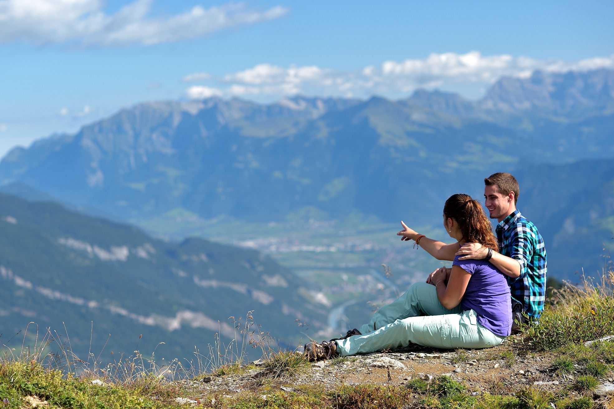 Ruta de senderismo gourmet Dreibündenstein con vistas a montañas y valles