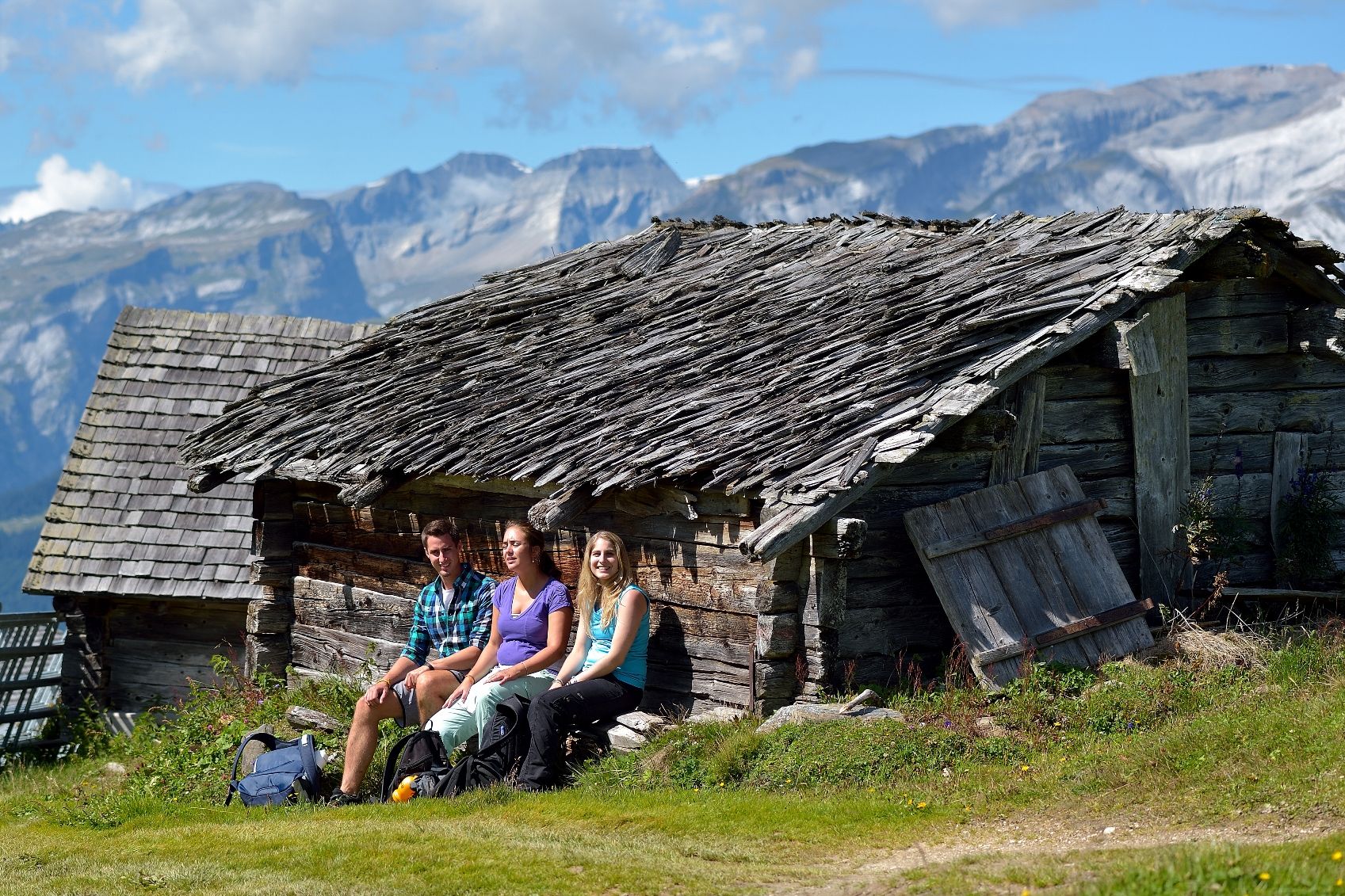 Caminata gastronómica Dreibündenstein con excursionistas frente a la cabaña.