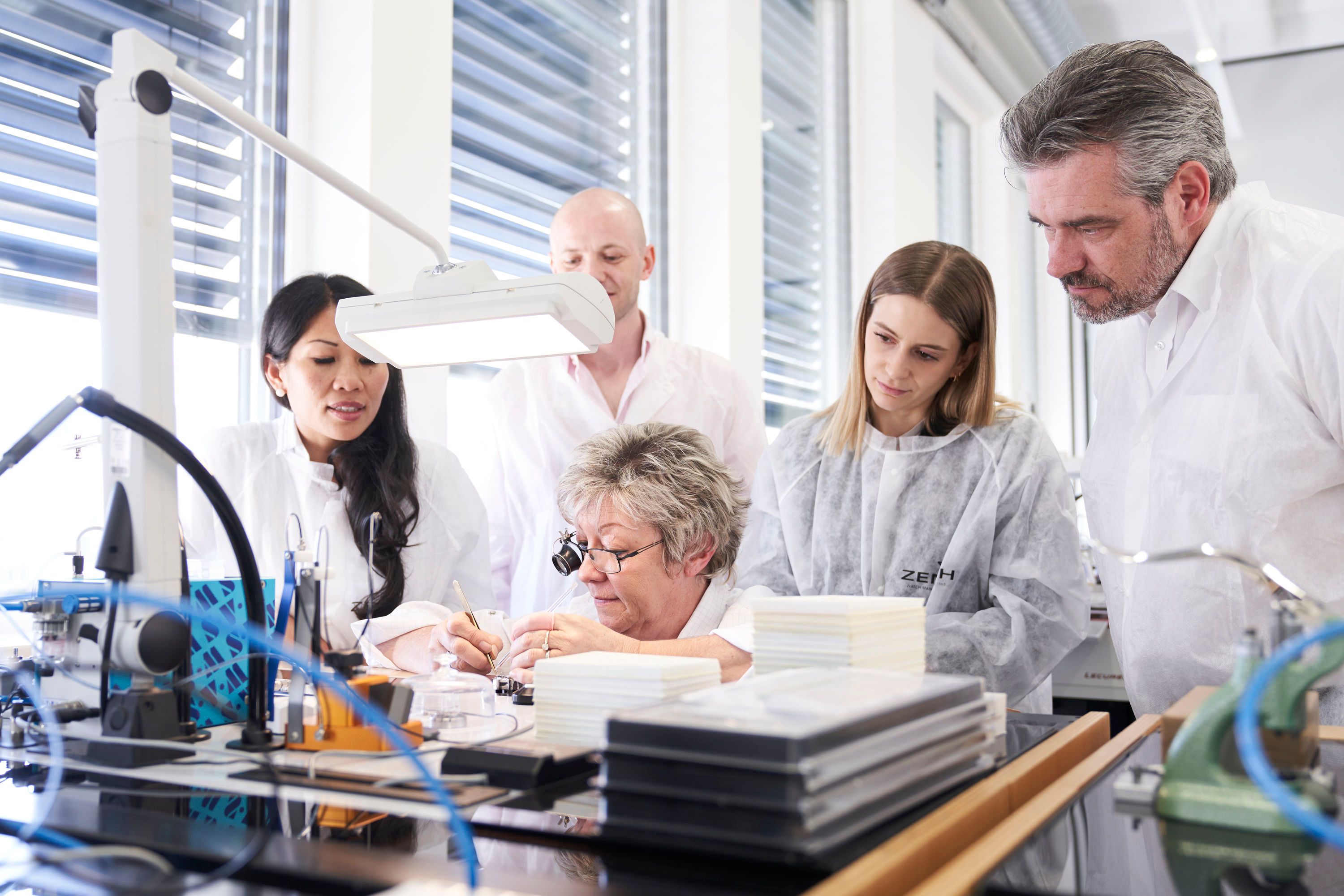 Uhrmacherei Führung mit Experten in Werkstatt.