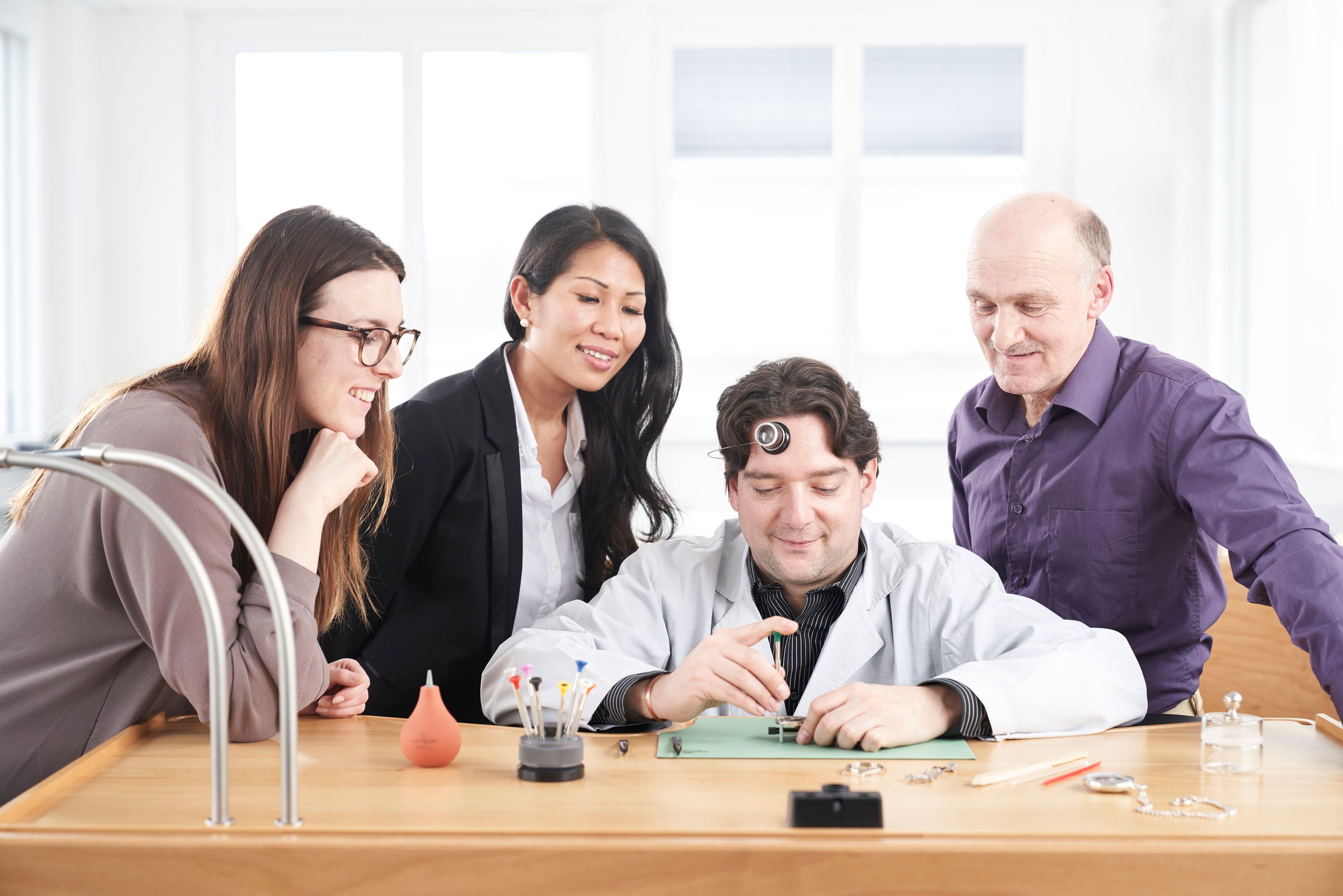 Zenith Uhrmacherei, Führung mit Mitarbeitern, Arbeitsumgebung, Detailarbeit