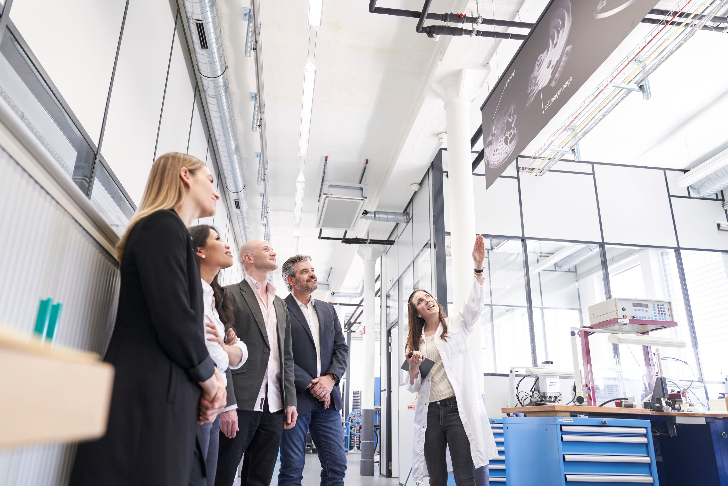 Führung durch die Zenith Uhrmacherei mit Teilnehmern in einem modernen Raum.