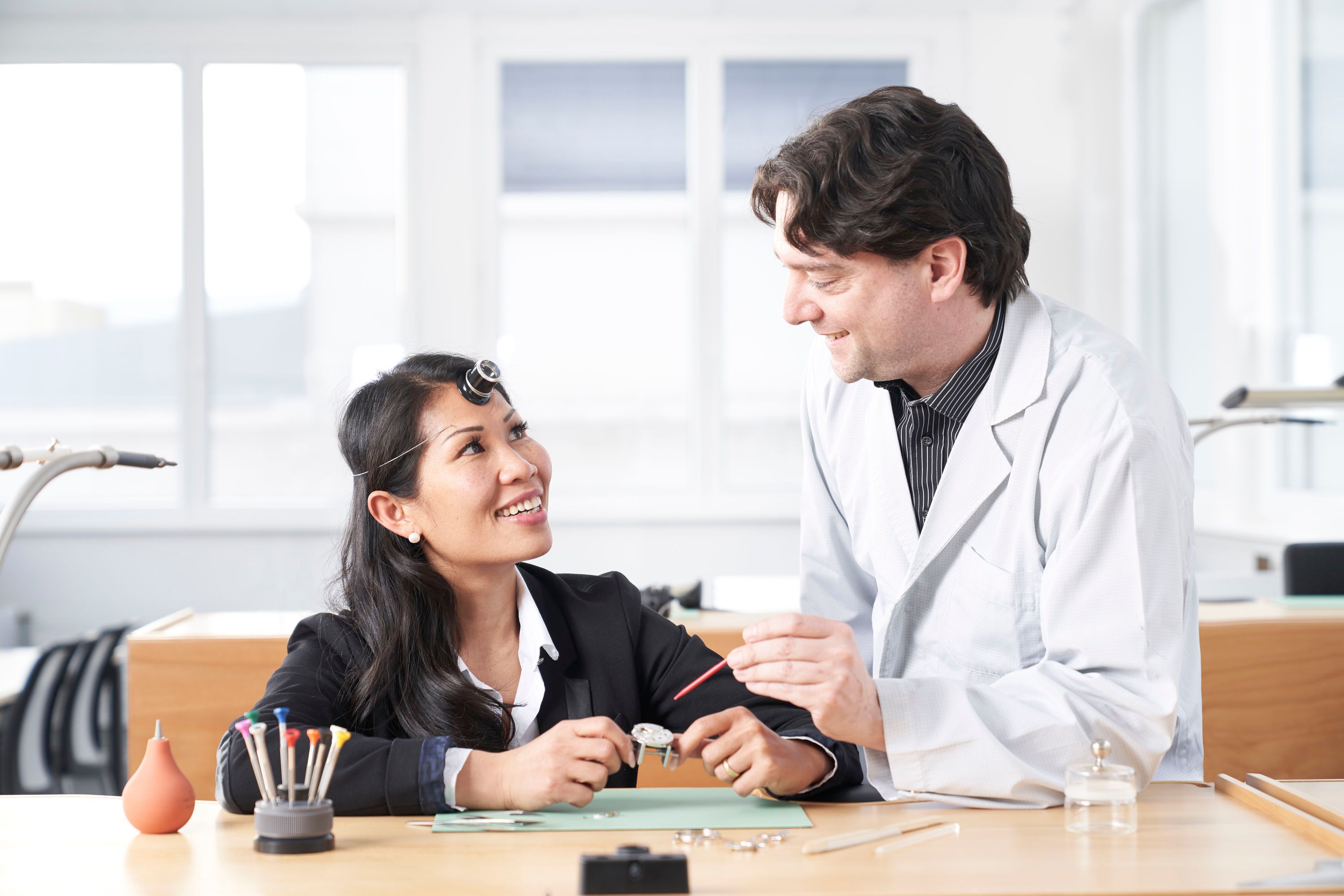 Uhrmacherei bei Zenith mit Meister und Teilnehmerin, Werkstatt