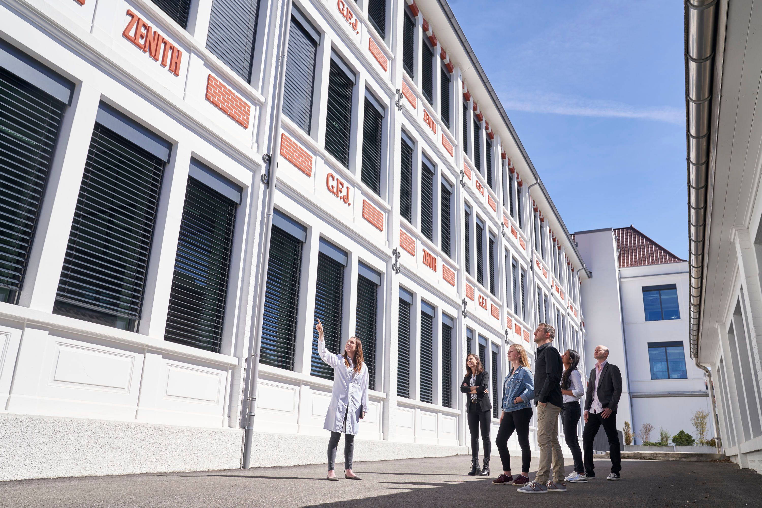 Führungsgruppe vor der Zenith Uhrmacherei im Jahr 2023.