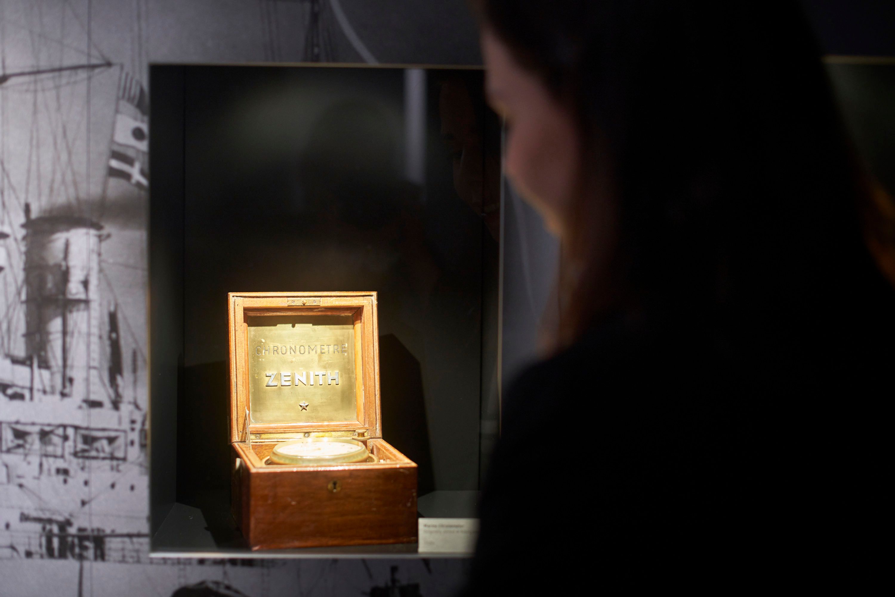 Zenith Uhrmacherei mit antikem Chronometer in Vitrine