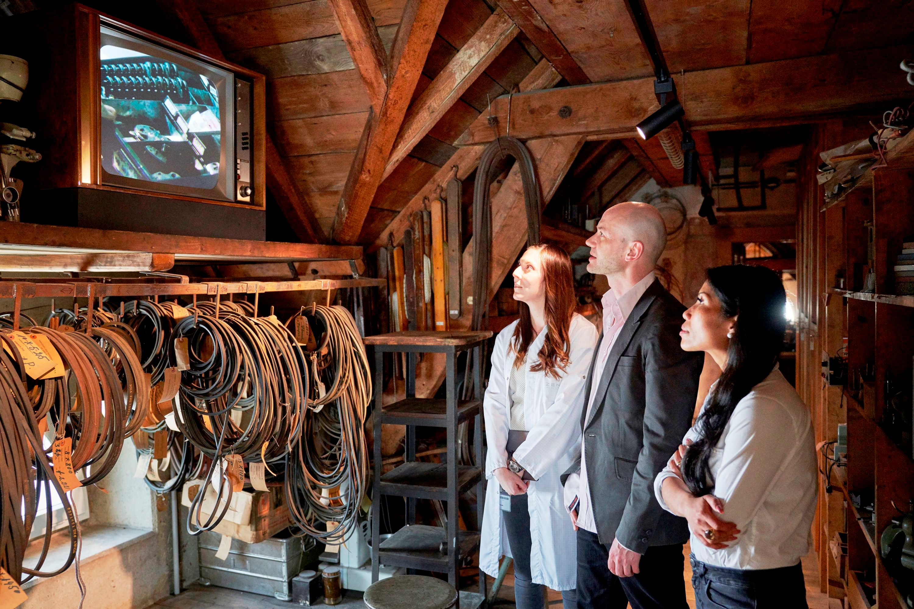 Uhrmacherei Führung in Zenith, Besucher betrachten TV-Übertragung von Uhrwerken.
