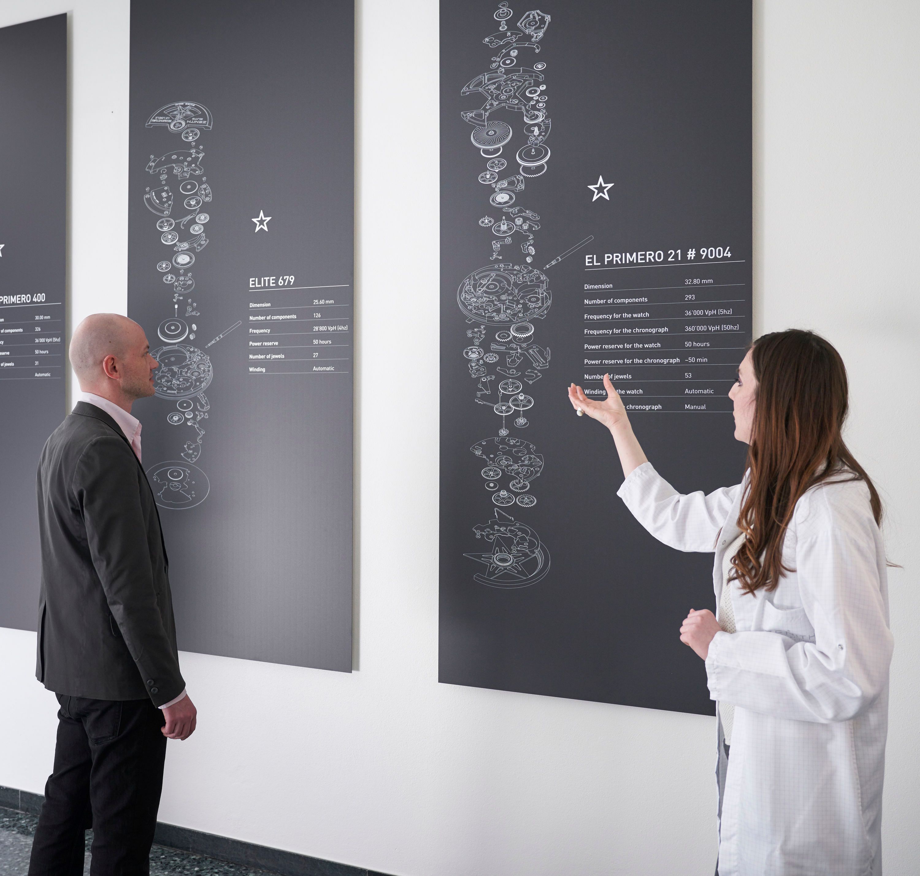 Zwei Personen betrachten technische Details des El Primero 21 Uhrwerks