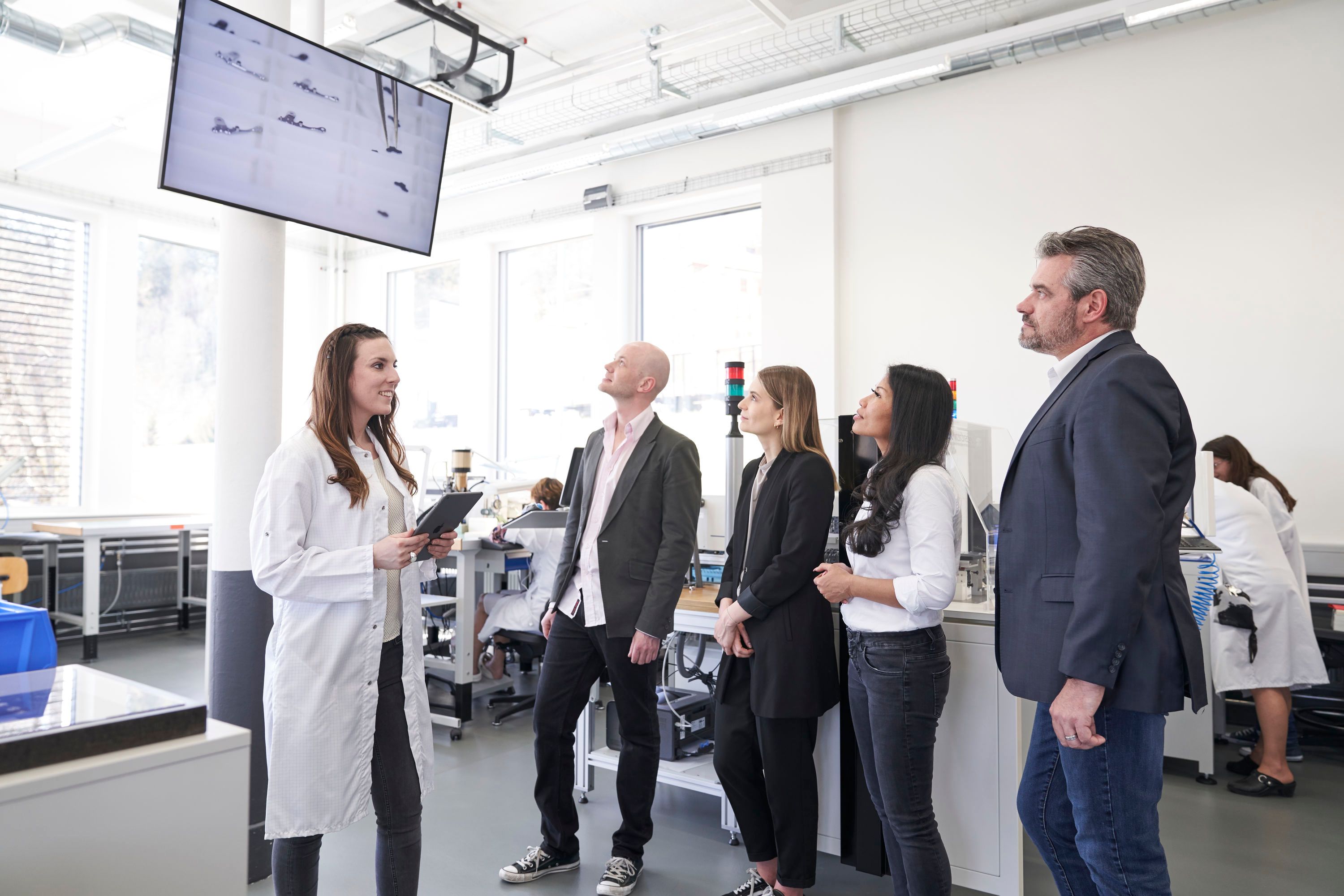 Labor-Mitarbeiter präsentieren Ergebnisse an Team