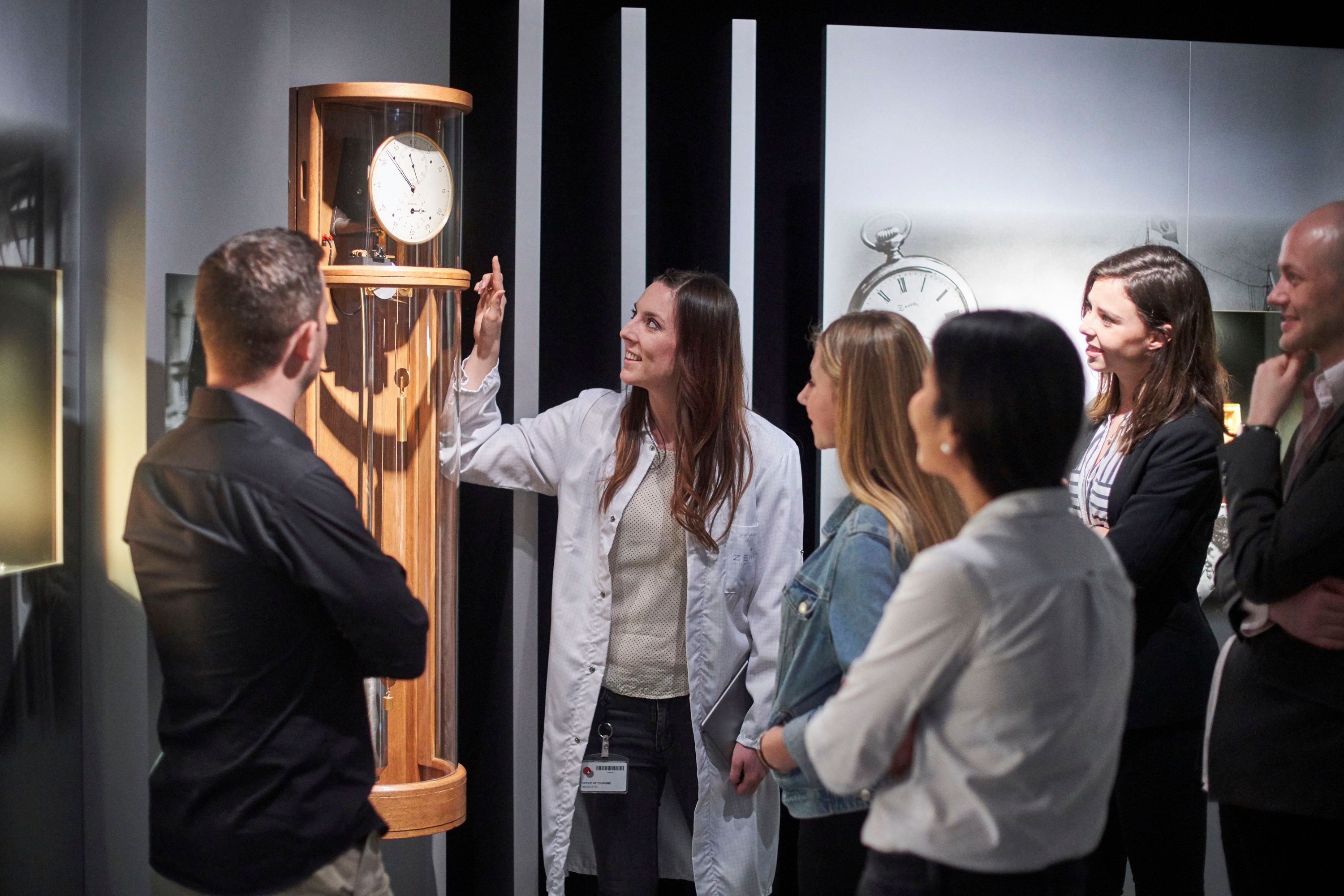 Zenith Uhrmacherei Führung mit Expertin, Teilnehmer betrachten Uhr