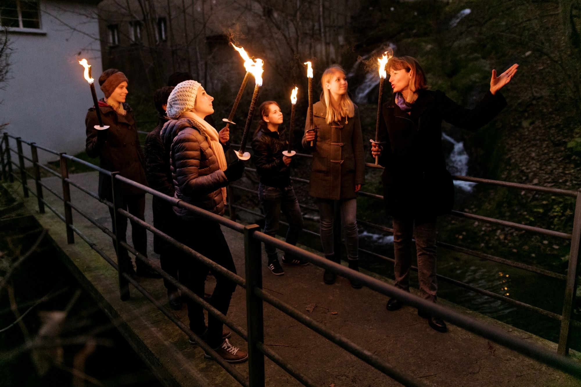 Pemanduan obor di Ngarai Sampah bersama peserta, obor, malam hari