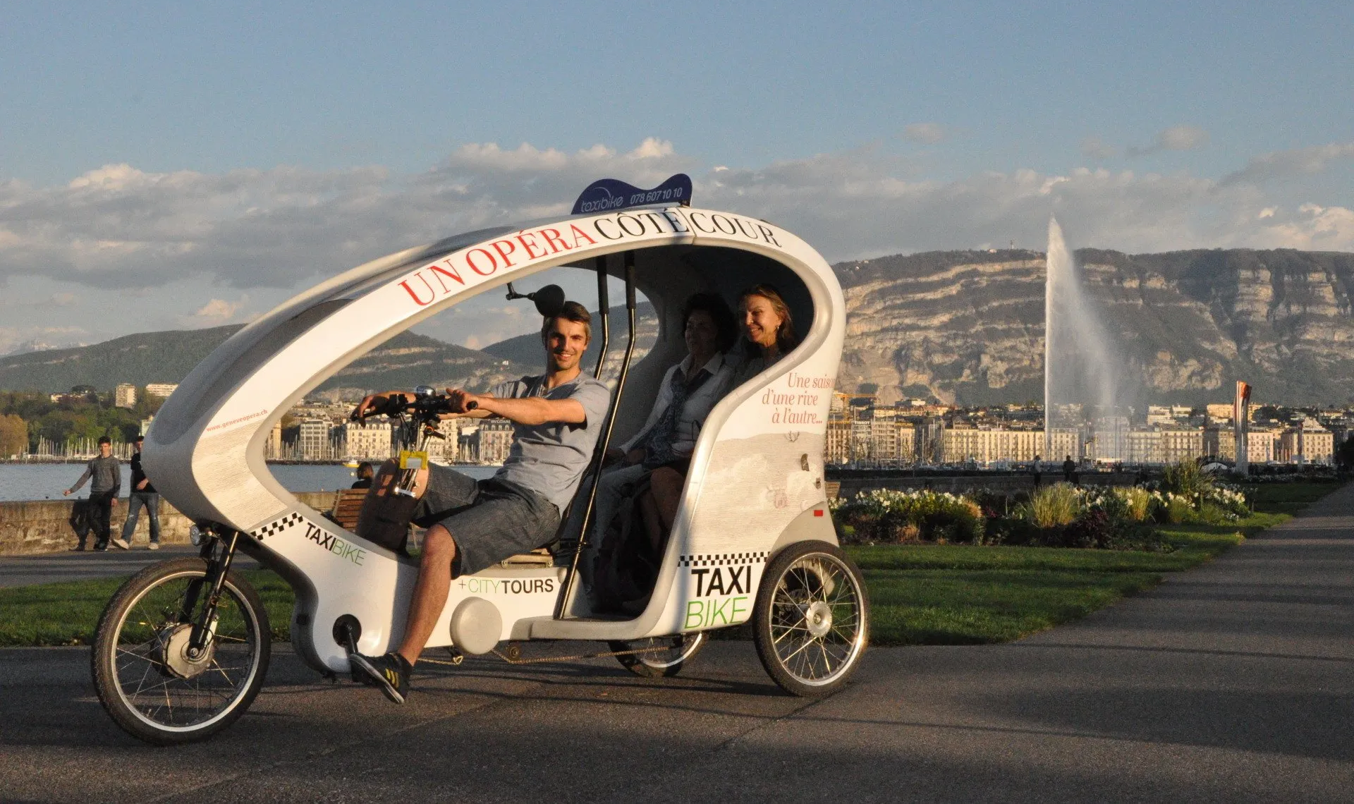 Ρομαντική: Ζήσε μια ρομαντική βόλτα με τζετ-ντού σε ποδήλατο στο Jet d'Eau στη Γενεύη με υπέροχη θέα.