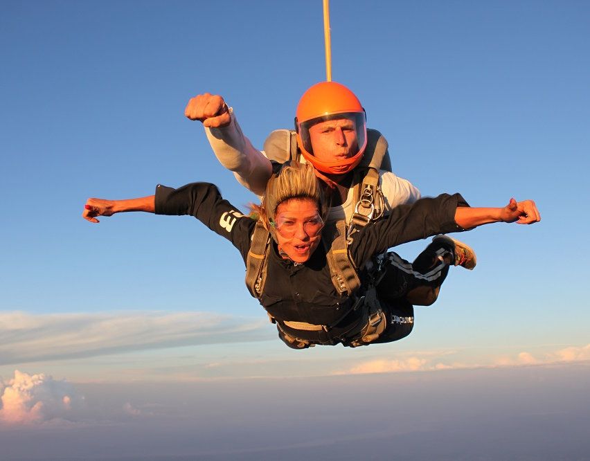Lompat payung di Lucerne, orang melompat, langit, awan