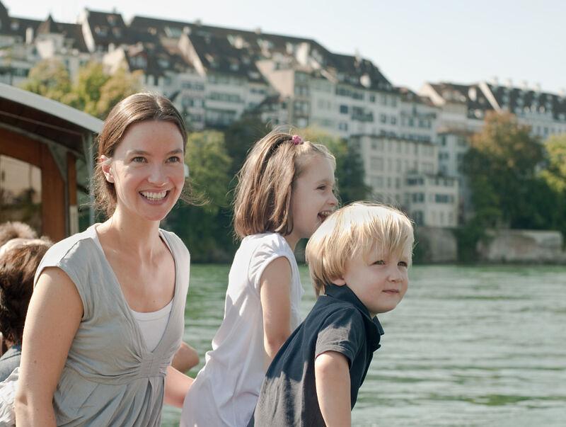 Poszukiwanie skarbów: zabawa z rodziną na promie w Bazylei nad Renem.
