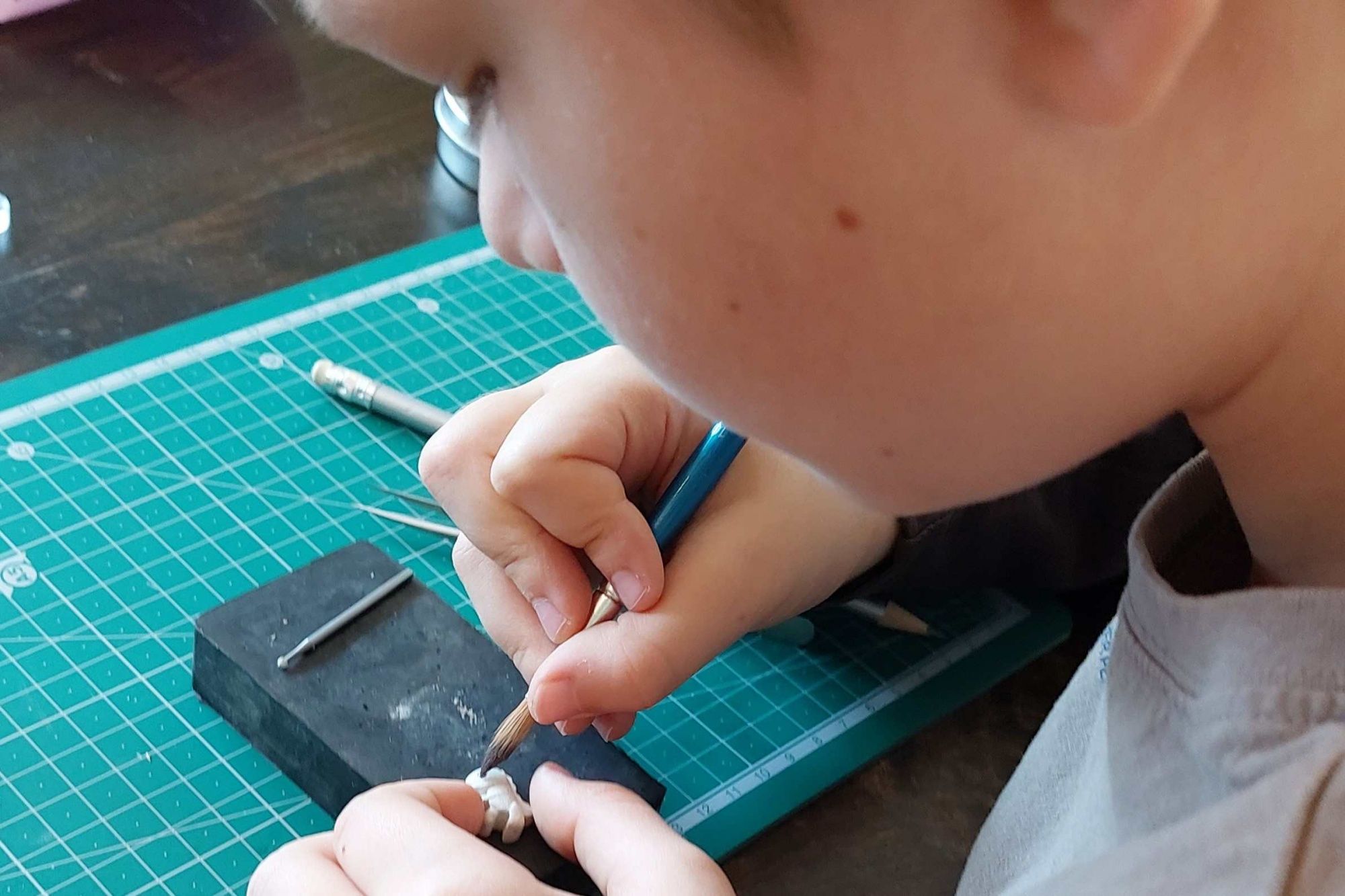 Atelier Argent : Les enfants créent des œuvres en argent lors de l'atelier familial.