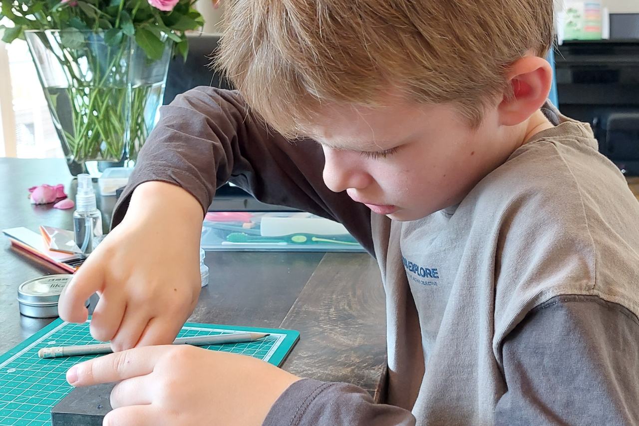 Atelier Argent : Les jeunes bricolent créativement avec différents matériaux dans un atelier moderne.
