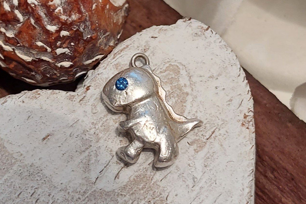 Pendentif en argent : petit dinosaure en argent avec pierre bleue, parfait pour le travail du bois en famille