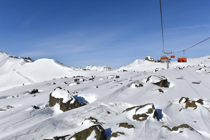 家庭滑雪日：雪覆盖的山脉和冬季活动
