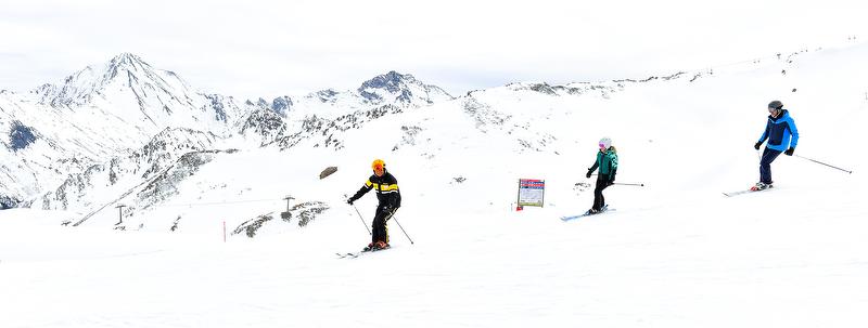 家庭滑雪日：滑雪教练在美丽的雪景中的滑雪场，迎接冬季赛季