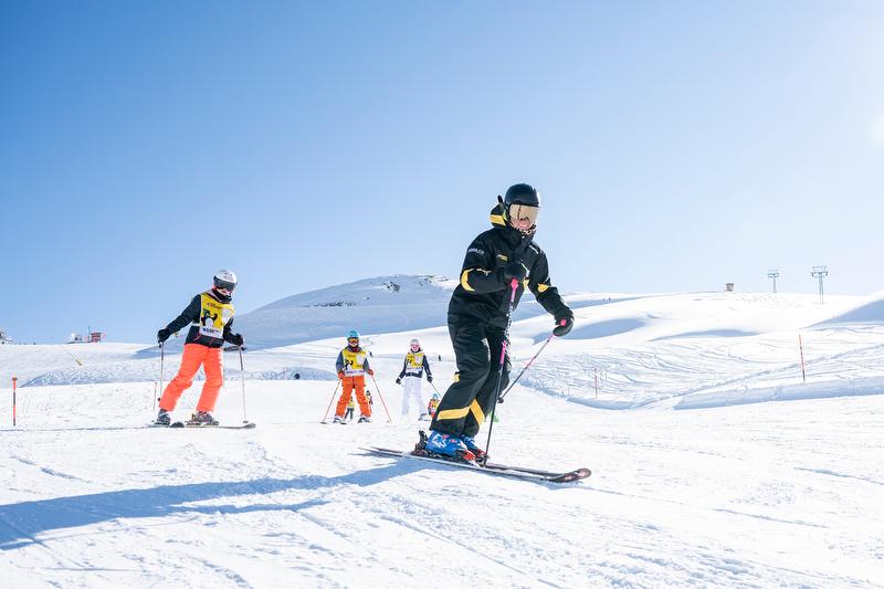 家庭滑雪日：冬季在山上的滑雪与家人一起