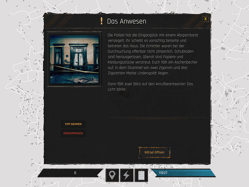 Farbe des Goldes: Ein Blick auf ein verlassenes Haus mit schmutzigen Fenstern und verfallenem Mobiliar.