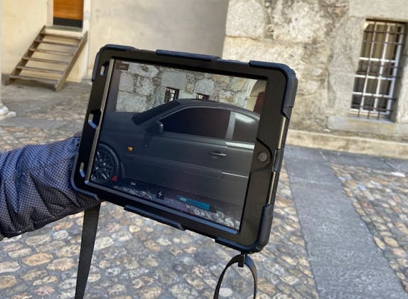 Farbe des Goldes: Smartphone am Steinbau, moderne Technologie im urbanen Raum beobachten