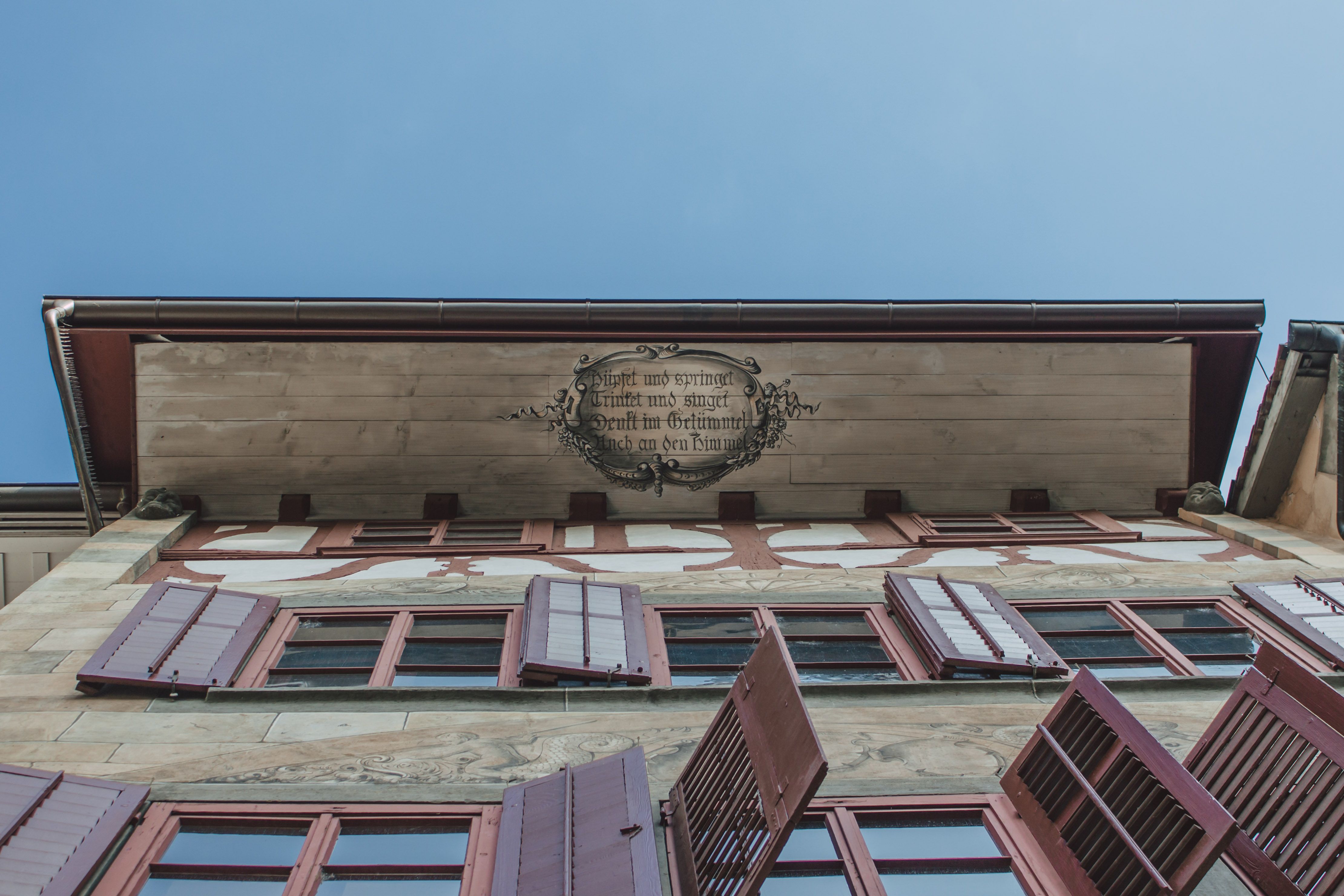 งานทาสีผนังในลูเซิร์นที่อาคารประวัติศาสตร์พร้อมหน้าต่าง.