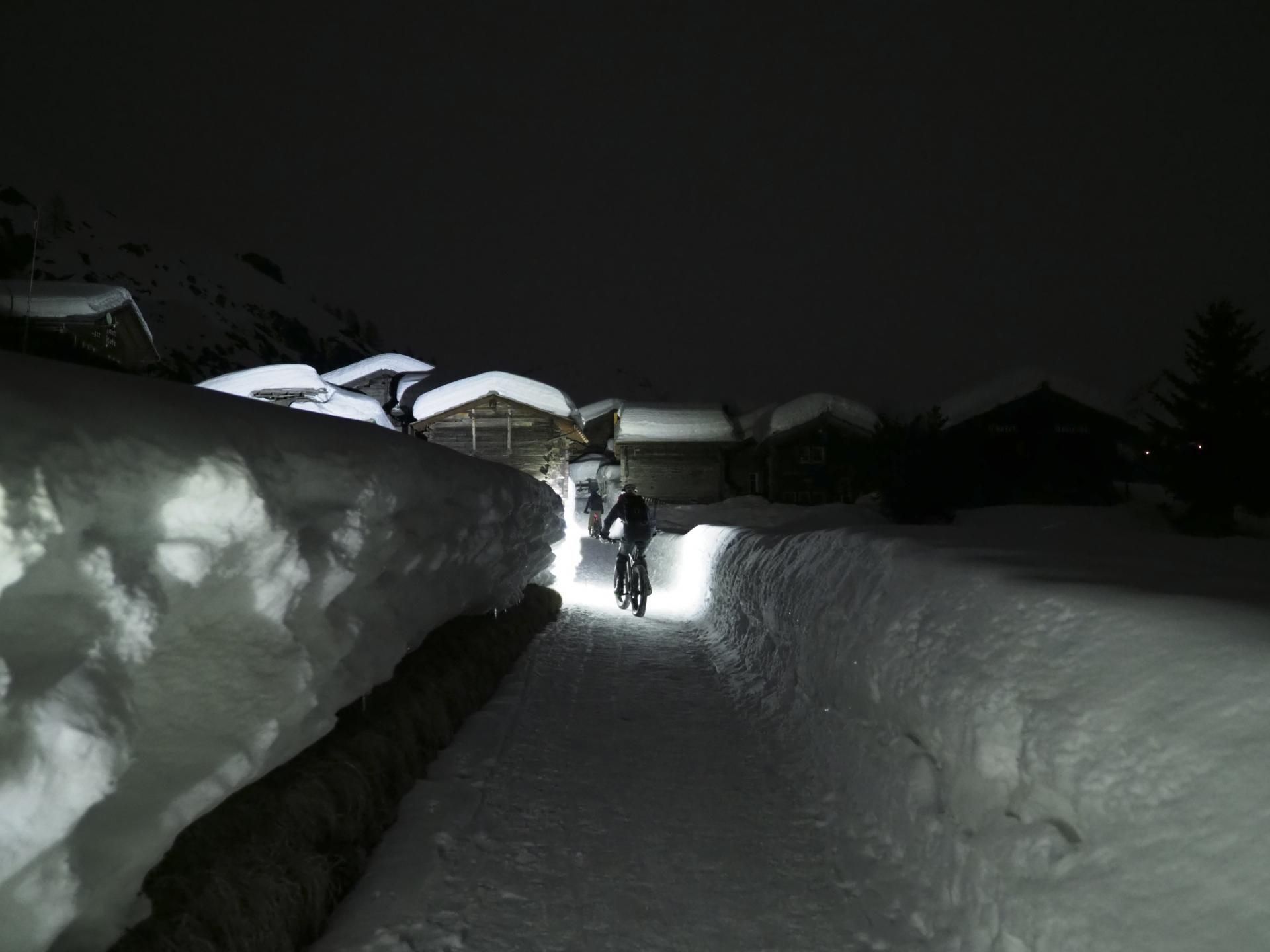Nocna jazda na fatbike'ach w Zermatt: jazda na rowerze w śniegu, zimowy krajobraz i romantyczna atmosfera