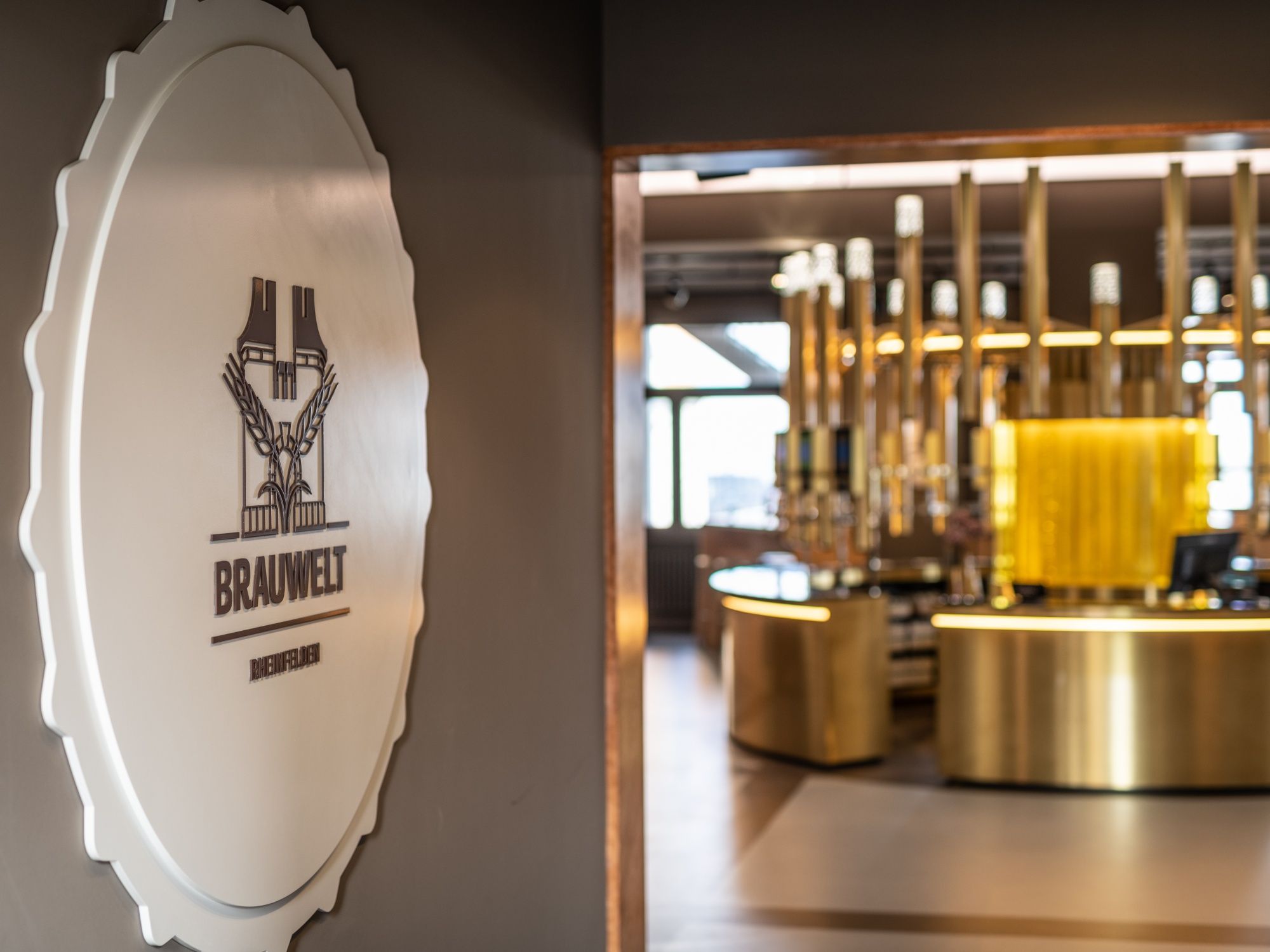 Pabrik Bir Feldschlösschen: interior modern dengan elemen emas dan nuansa kerajinan tangan