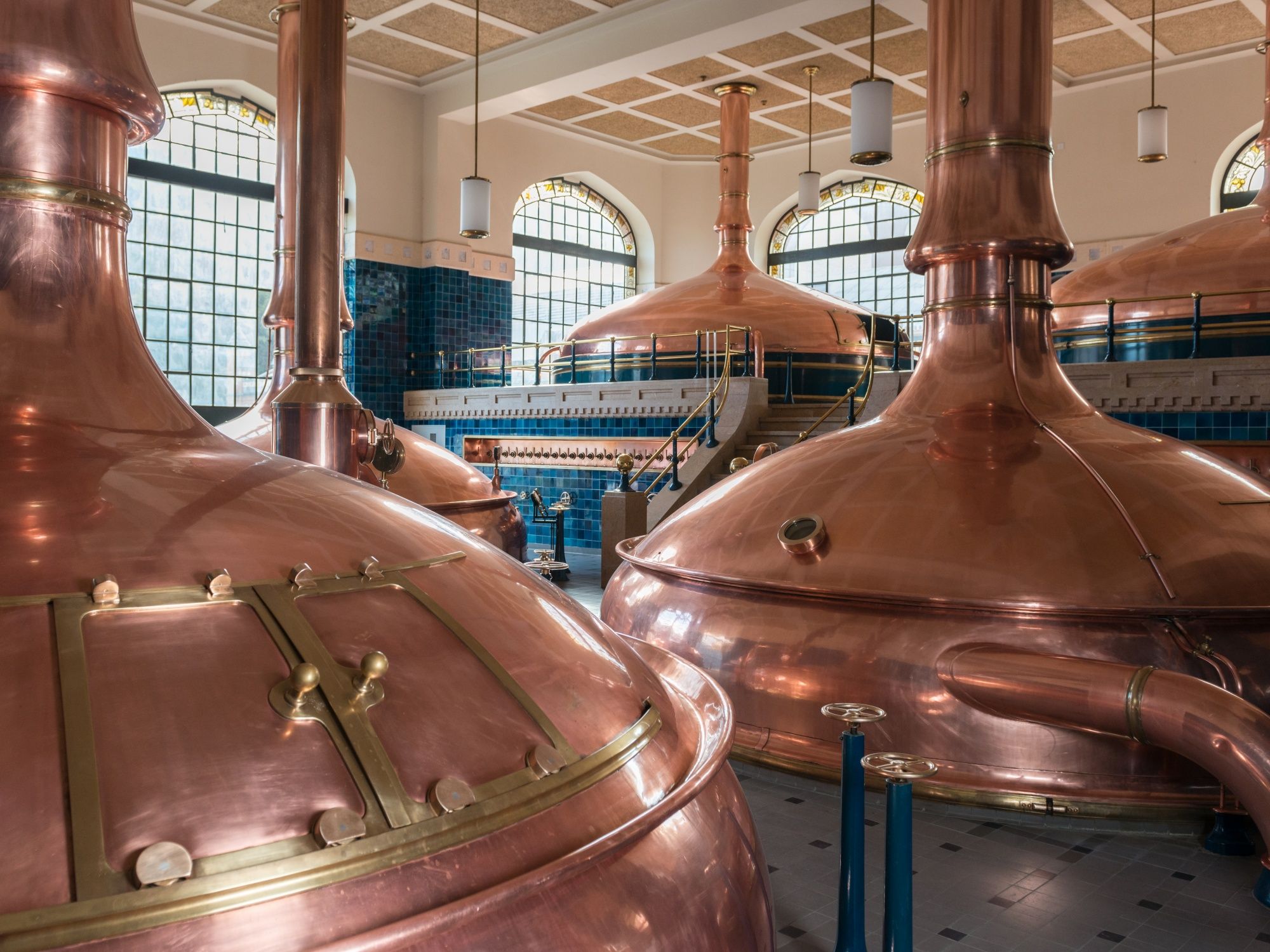 Pabrik Bir: Ketel tembaga modern di pabrik bir tradisional di kota untuk produksi bir.