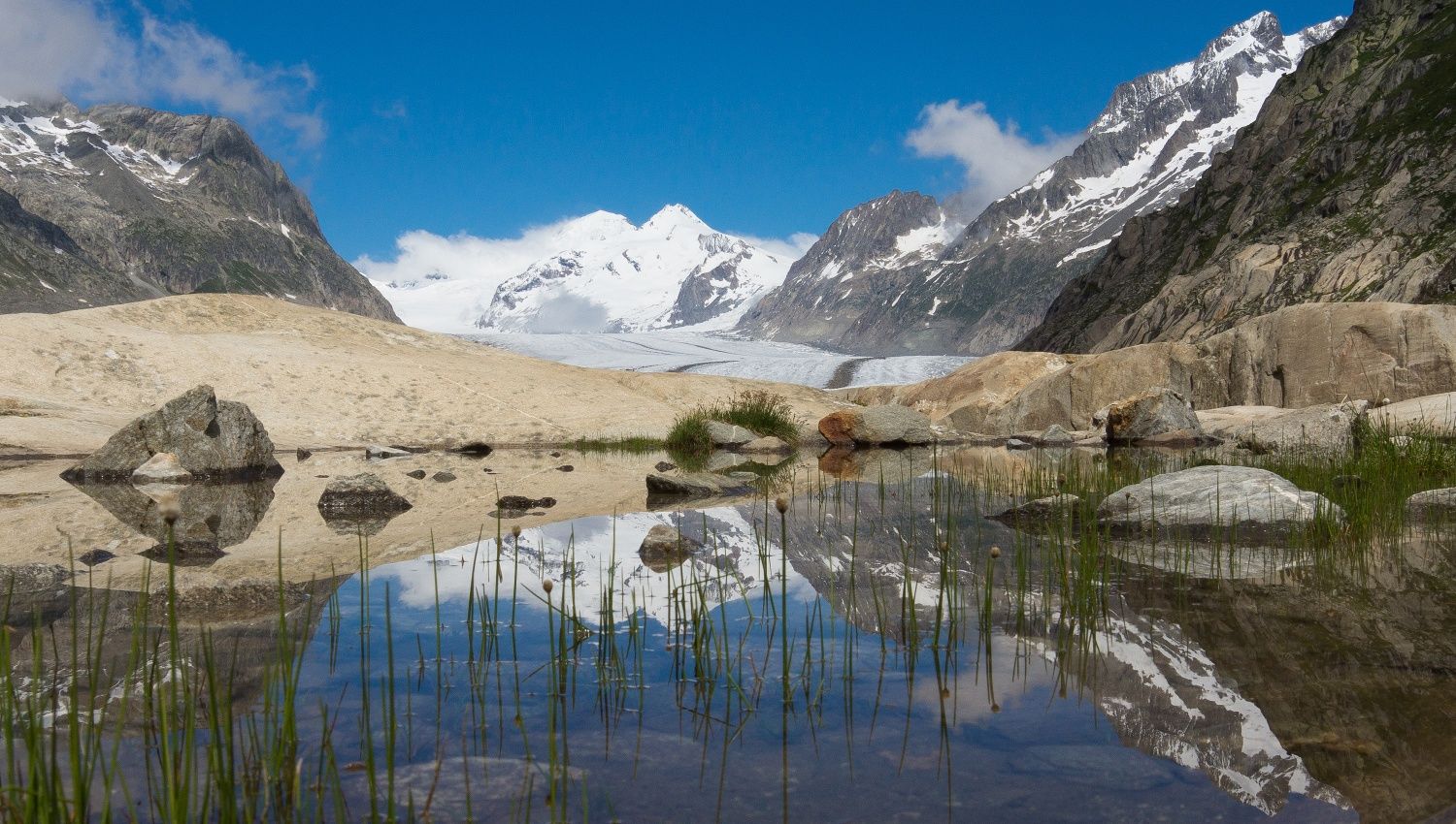Fiescheralp con vista al glaciar Aletsch, paisaje montañoso y reflejo en el agua