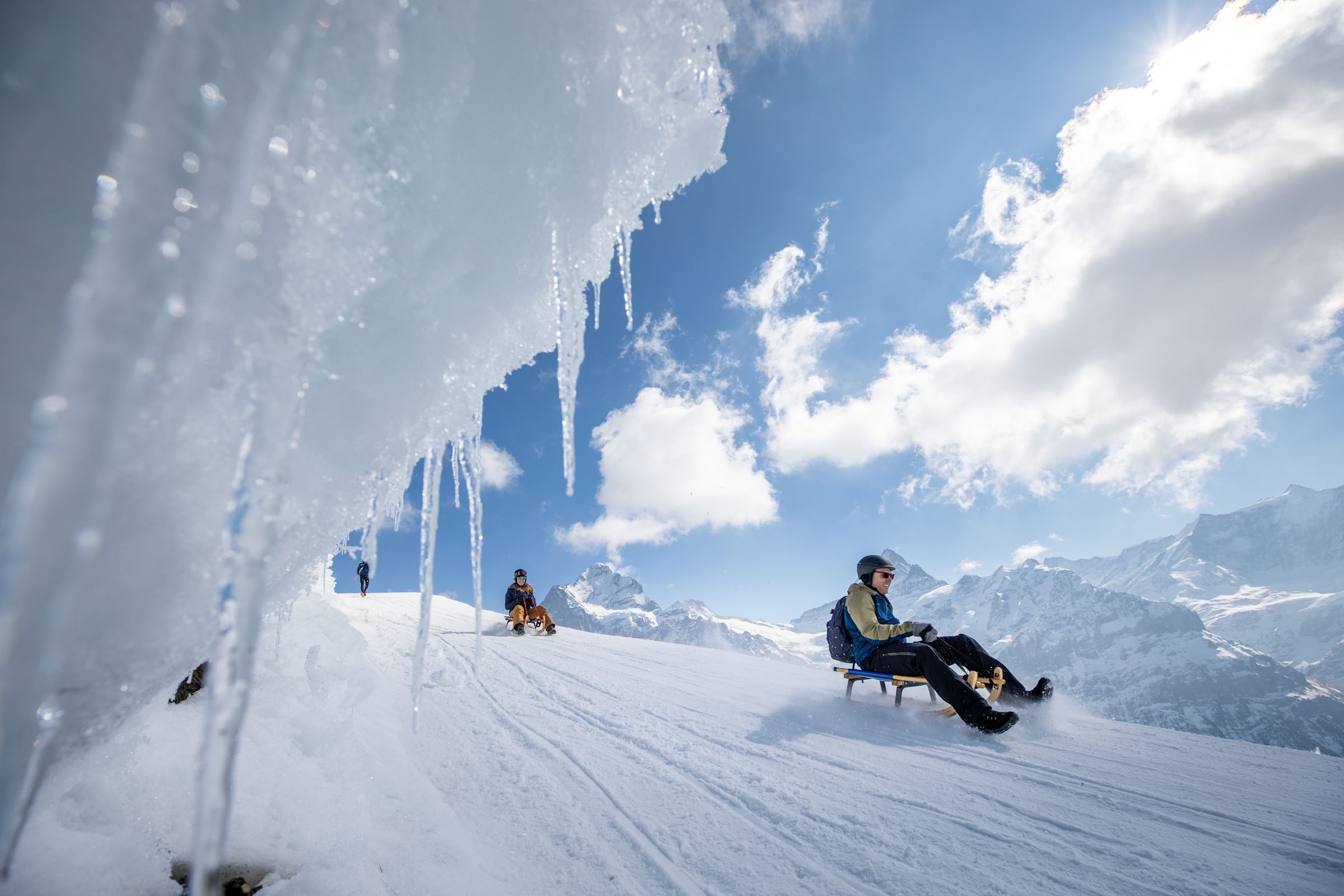 परिवार के साथ पहाड़ियों में स्लाइडिंग, breathtaking प्राकृतिक दृश्य, सर्दियों में आइगर और वेदरहॉर्न