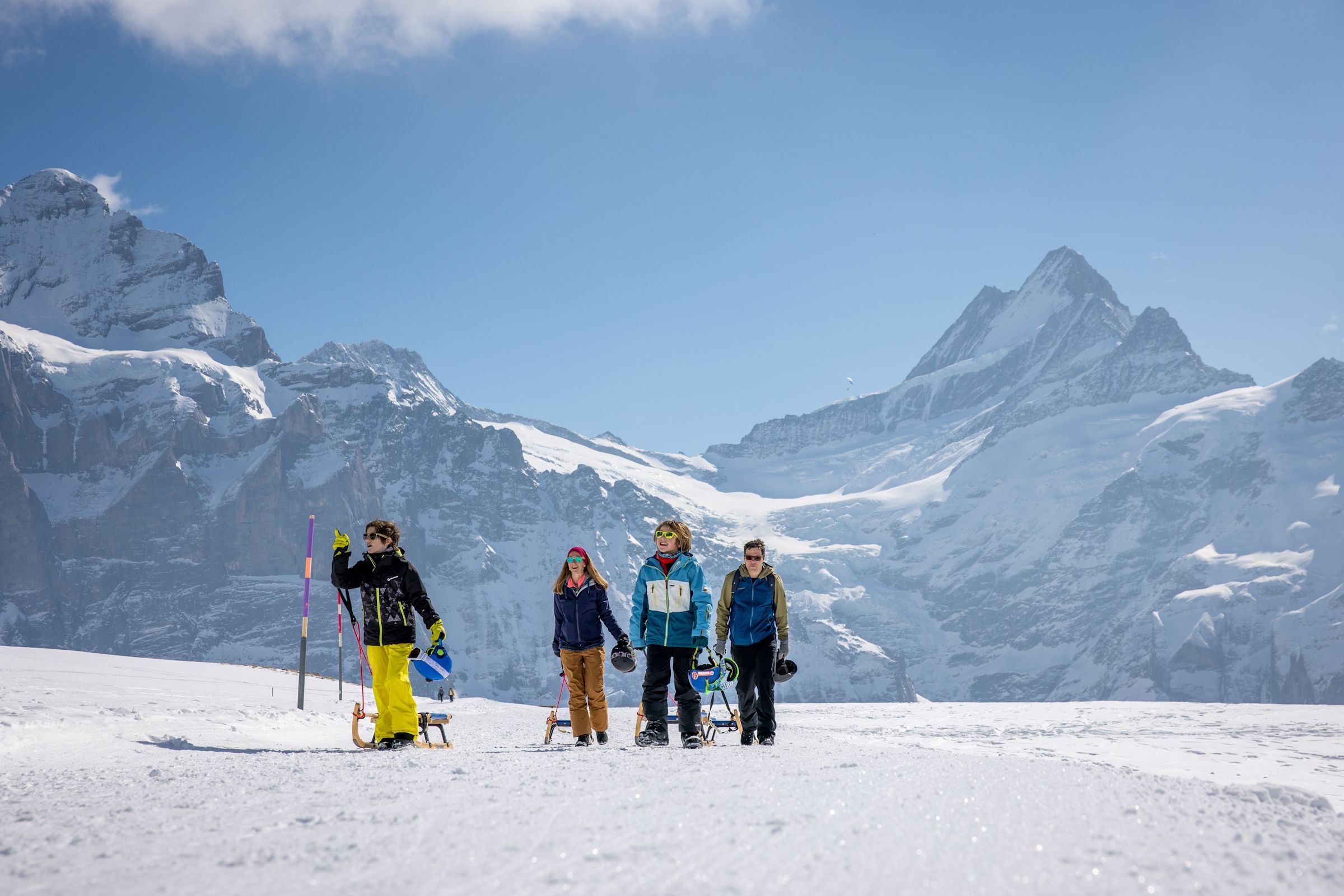 गर्मी में बर्फ पर परिवार के साथ श्रेकहॉर्न पर स्लैजिंग, पहाड़ और बाहरी गतिविधियां।
