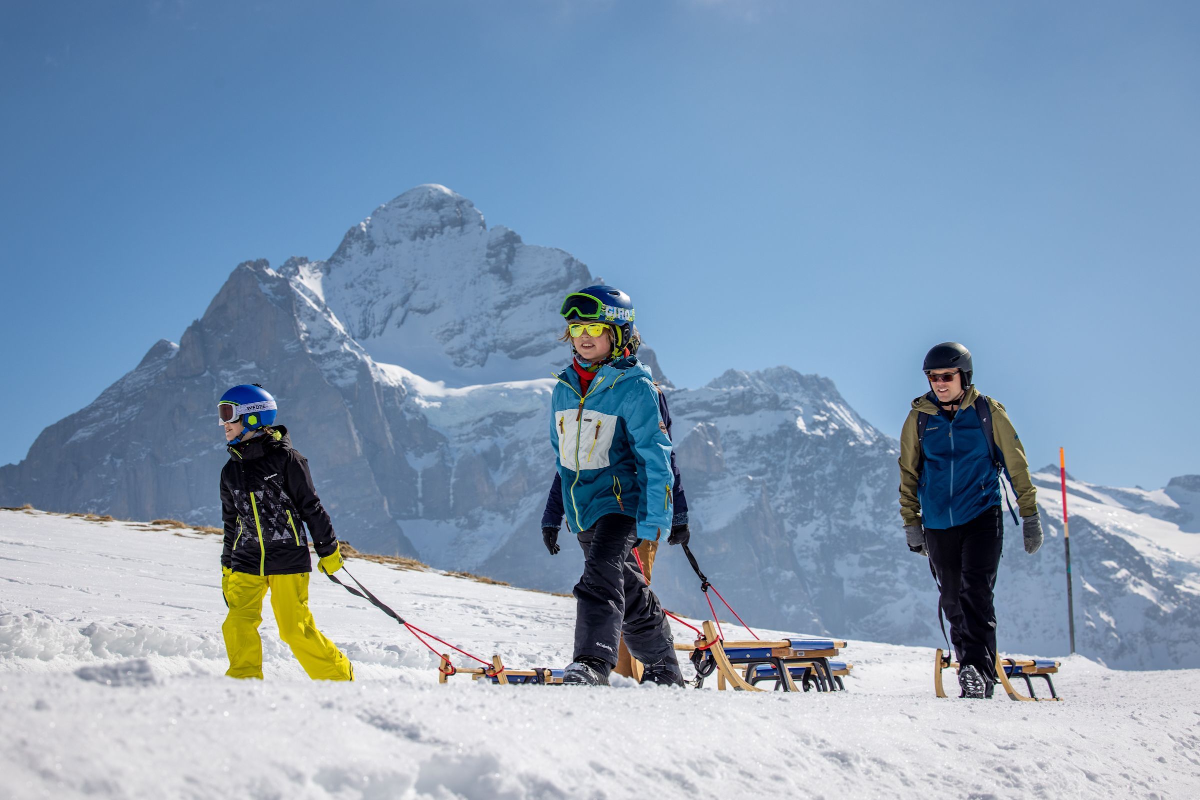 स्नो स्कीइंग: परिवार के साथ बच्चे शेख़र होर्न पर सर्दियों में, बर्फ और पर्वतीय दृश्य का आनंद लें।