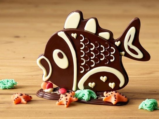Ikan cokelat dari cokelat berkualitas dengan hiasan manis untuk acara istimewa