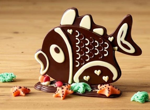 Chokoladecisk fra fin chokolade med søde dekorationer til særlige lejligheder