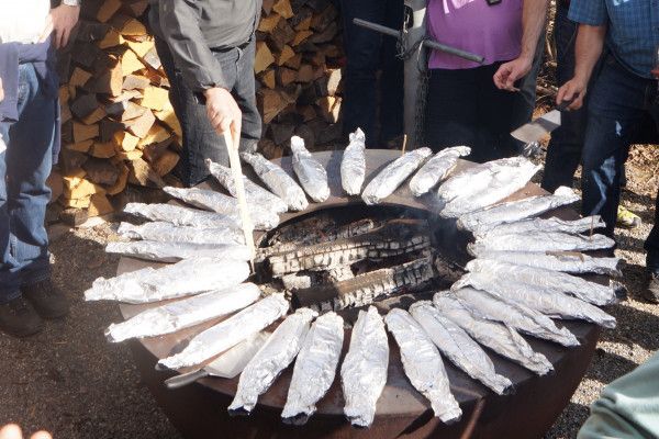 Memancing di Pemanggang Lingkar Api dengan Ikan Panggang