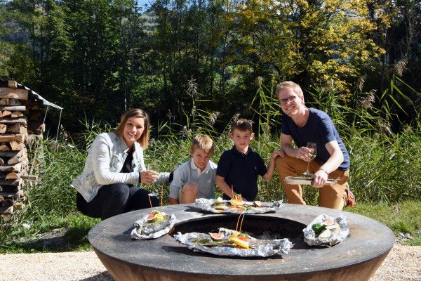 Panggang Ikan dengan Api Lingkar di Luar Ruangan Bersama Keluarga