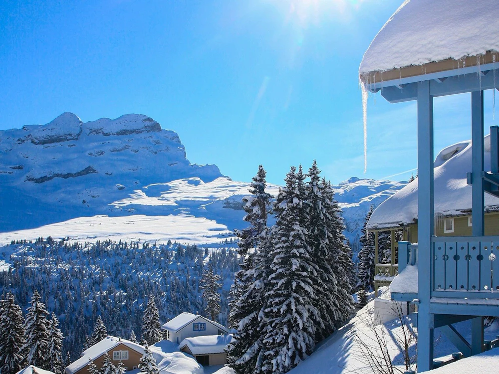 Flaine: pemandangan musim dingin dengan gunung bersalju dan pondok modern di Prancis.