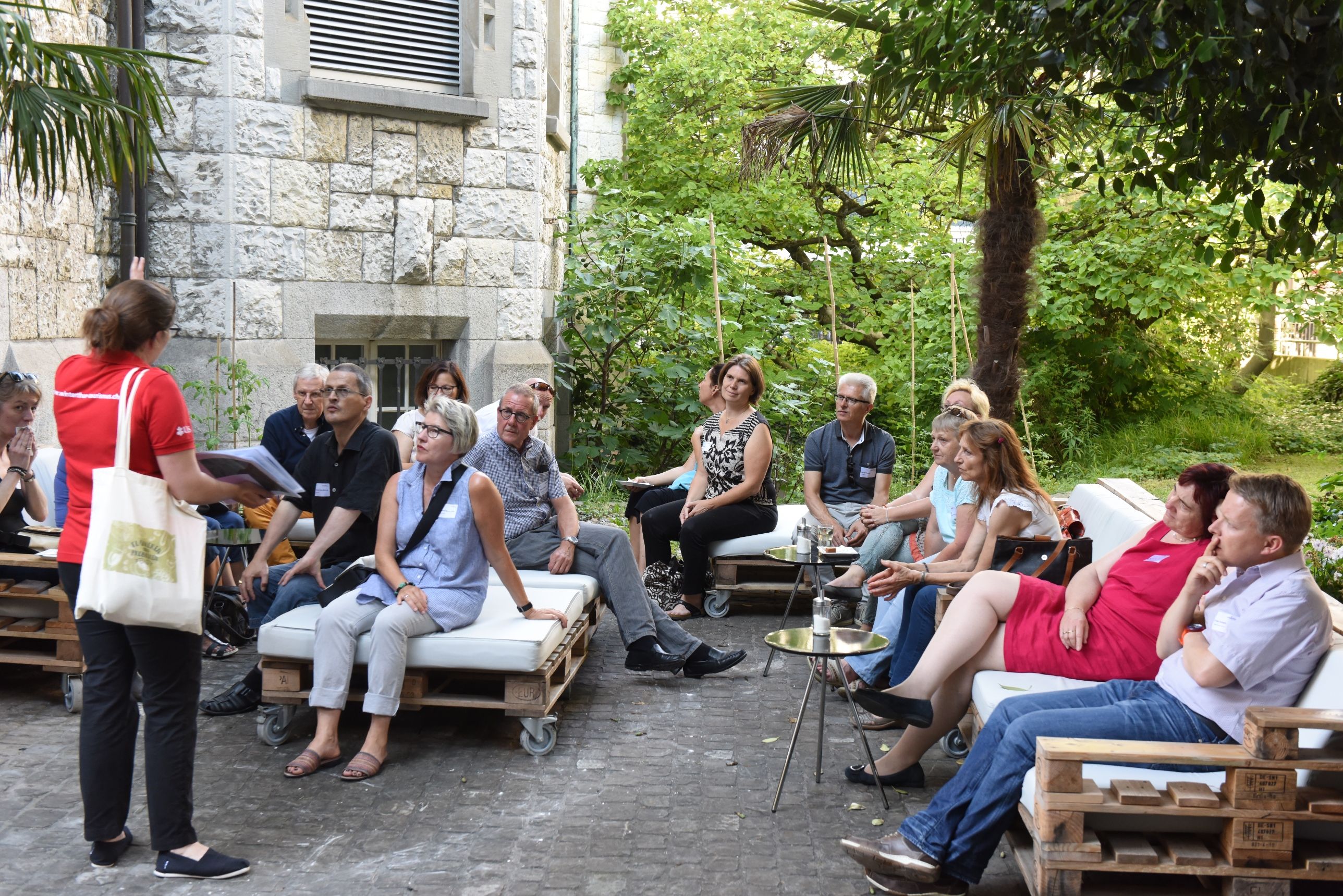 Maison Winterthur, participants lors de la promenade et de la dégustation, atmosphère détendue en plein air.