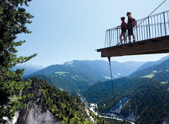 Flims Rheinschlucht: มุมมองที่น่าประทับใจจากจุดชมวิวไปยังหุบเขาสีเขียวและภูเขา