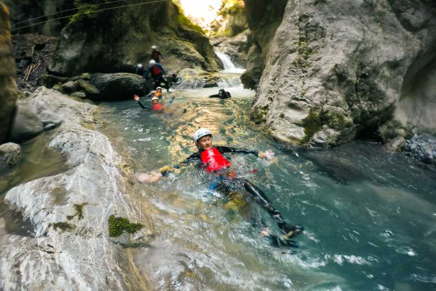 Canyoning Flotante para Principiantes en la Saxetenschlucht con Participantes en el Agua