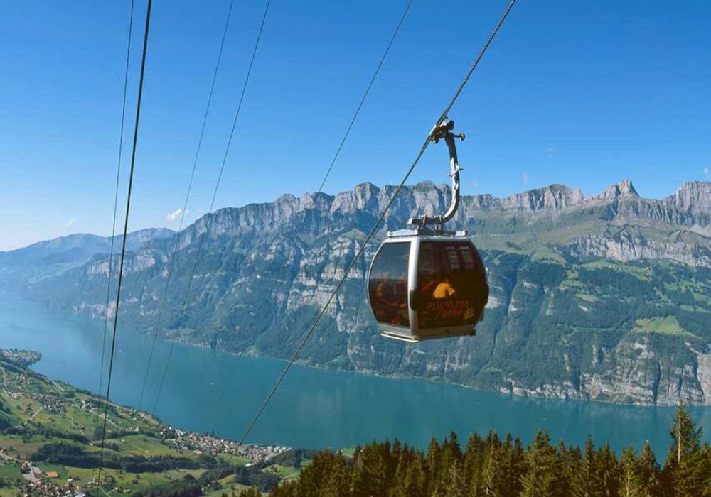 Flumserberg Seilbahn fährt über den See mit Alpenblick.
