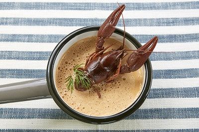 Écrevisse dans une soupe crémeuse dans un bol.