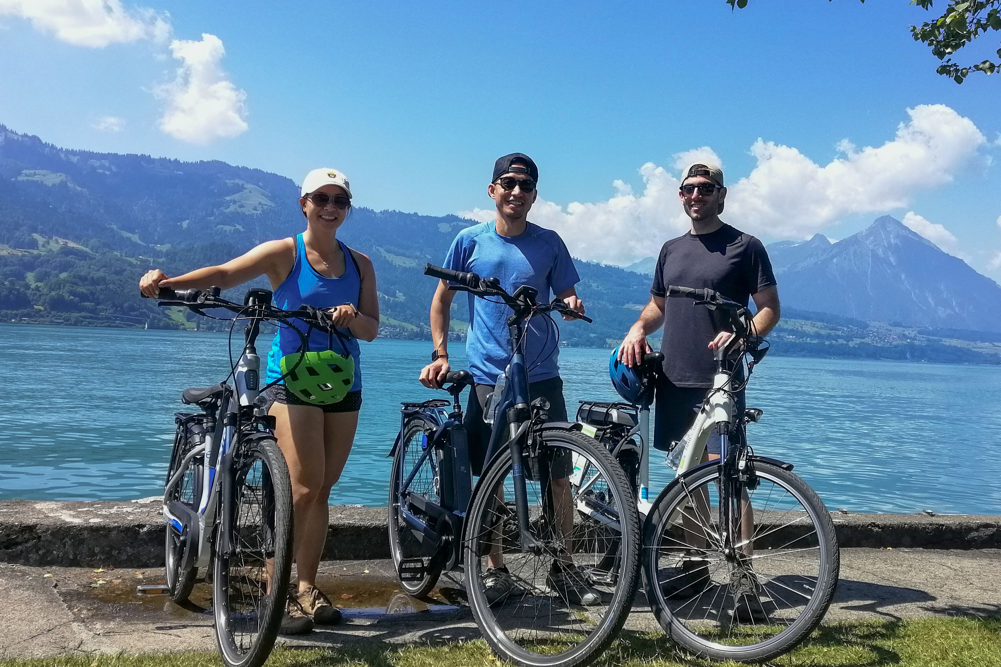 Tour in E-Bike a Interlaken Bödeli con tre ciclisti sul lago