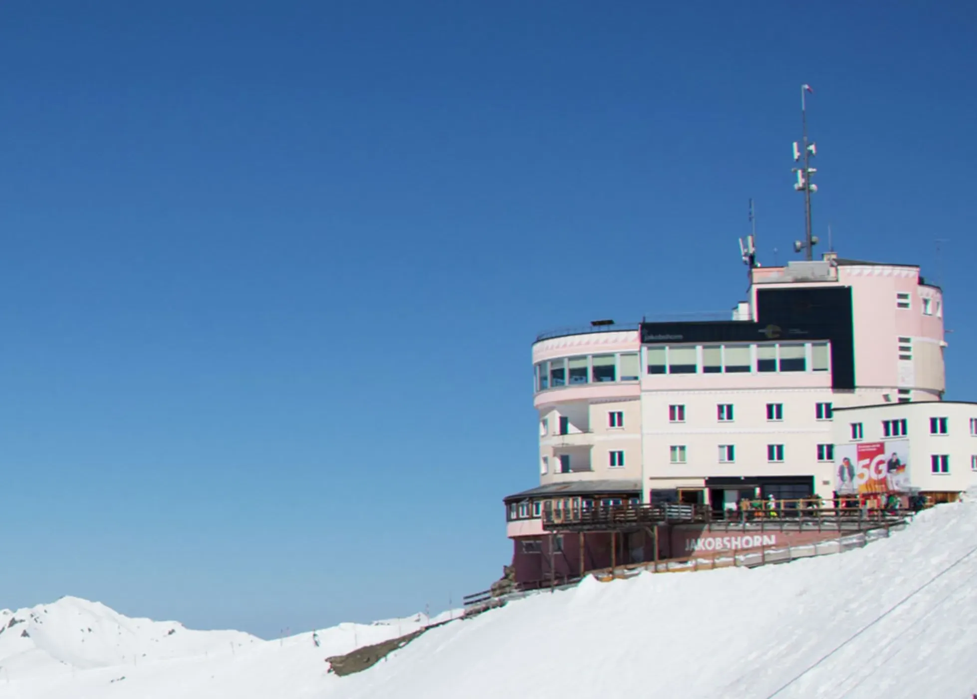 Ristorante Jakobshorn con vista panoramica, ristorante e paesaggio montano nell'estate 2023