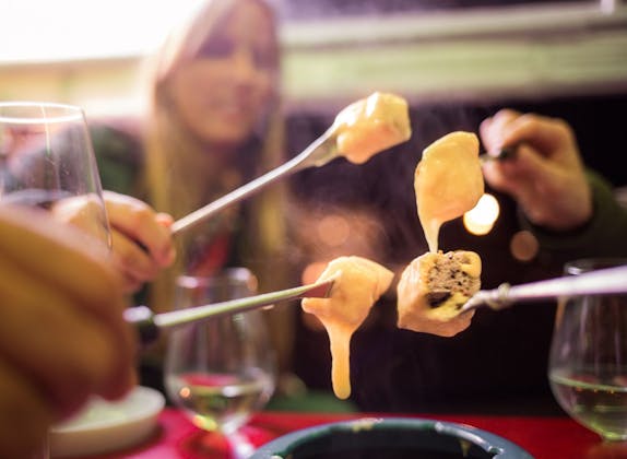 Tuk Tuk Fondue Käse: Teile deinen Genuss in geselliger Runde beim Käsefondue mit Freunden