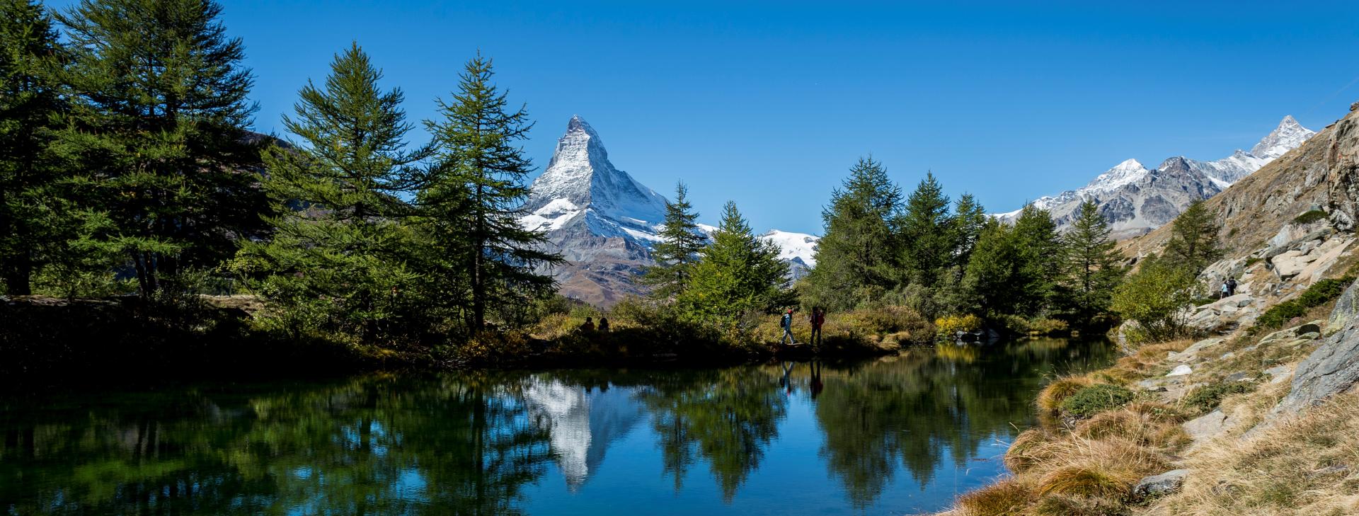 5-озаренное-путешествие: великолепный пейзаж с отражающимися водоемами и внушительными горами в Церматте.