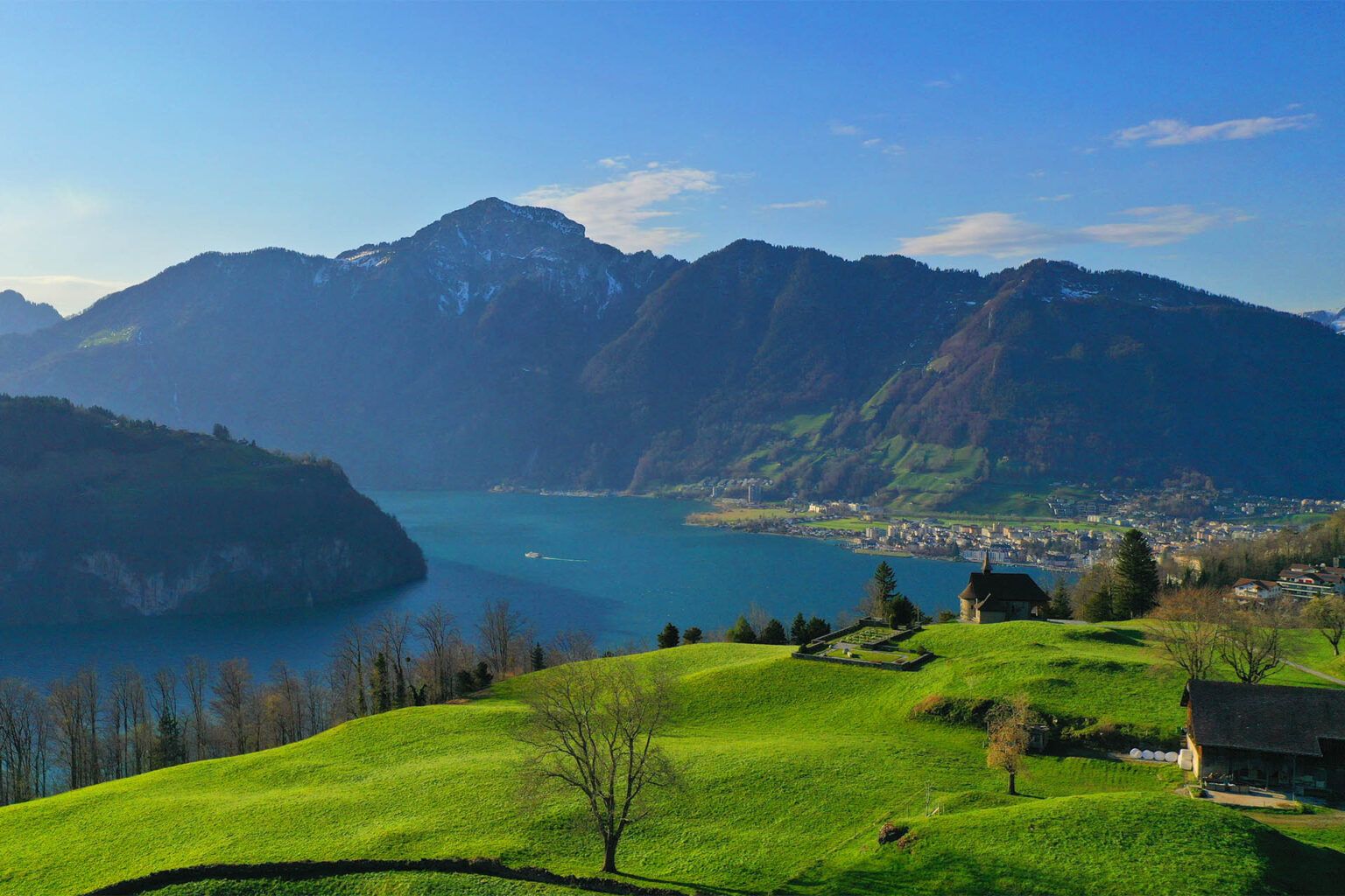 Vierwaldstättersee Bootstour mit malerischer Sicht auf Berge und Wasser, ideal für Gruppen und Familien.
